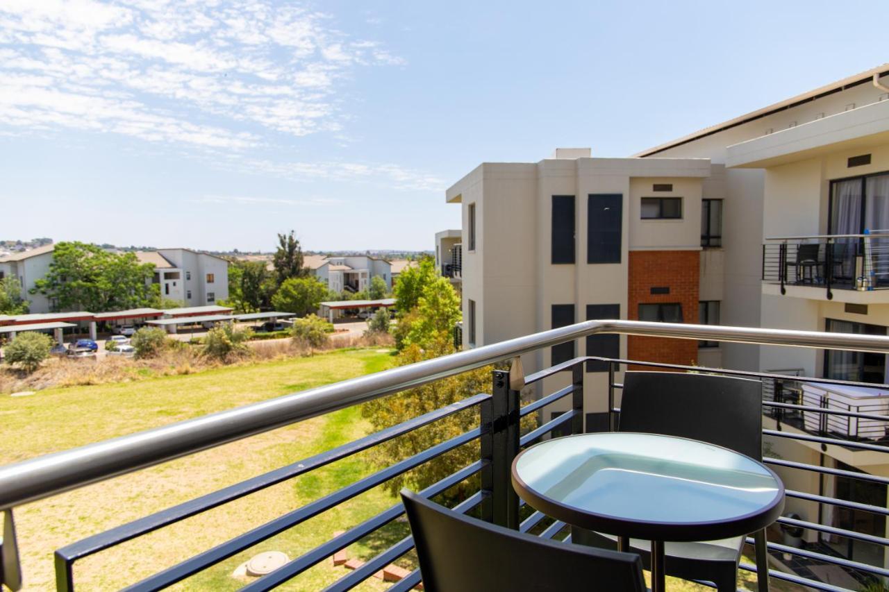 2Bedroom Apartment In A Secure Golf Estate.Wifi Roodepoort Exterior photo